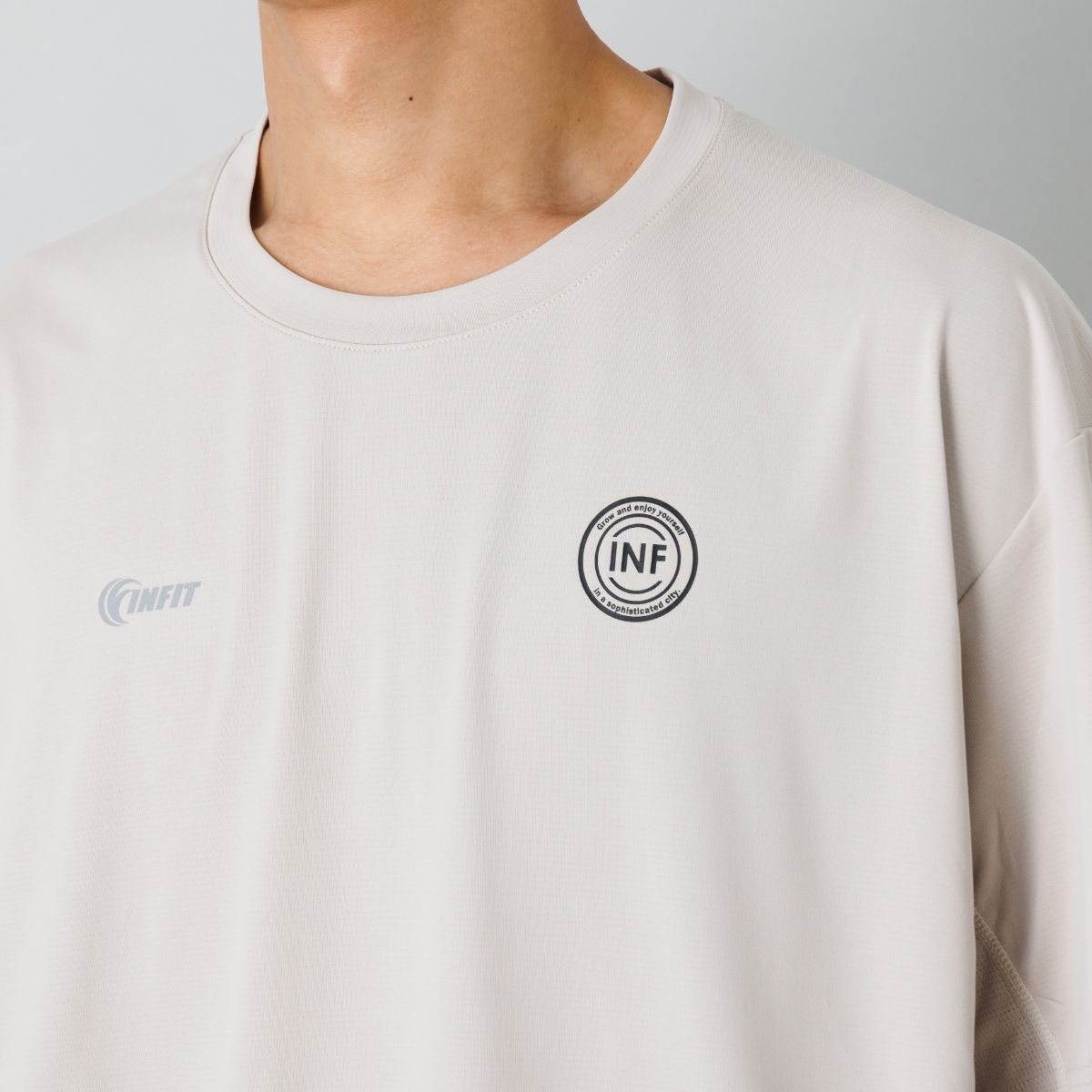 INFIT ICON PACK Tシャツ左胸のエンブレムのクローズアップ